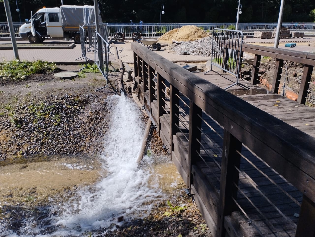 7 июля в Воронежском центральном парке приступили к спуску воды из искусственного водоема