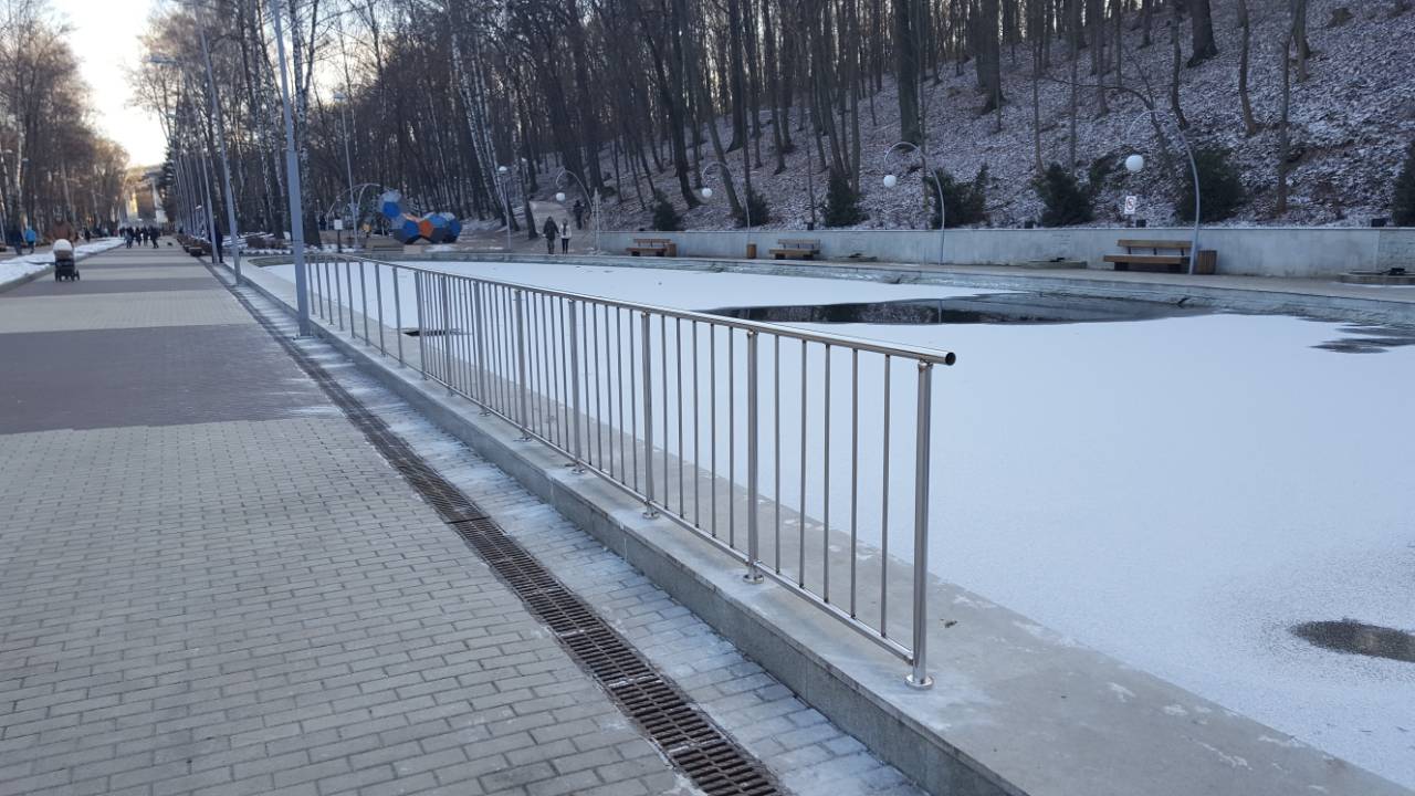 В Воронежском центральном парке ведутся работы по ограждению водоема  