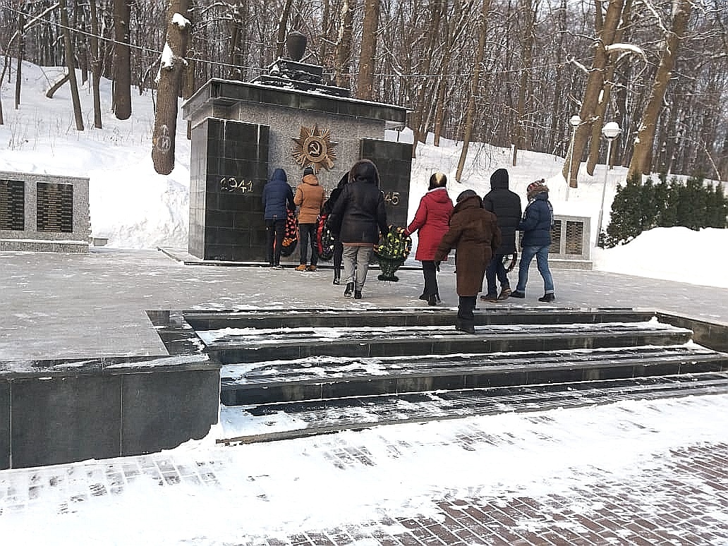 В Воронежских парках прошли торжественные мероприятия по возложению цветов и венков