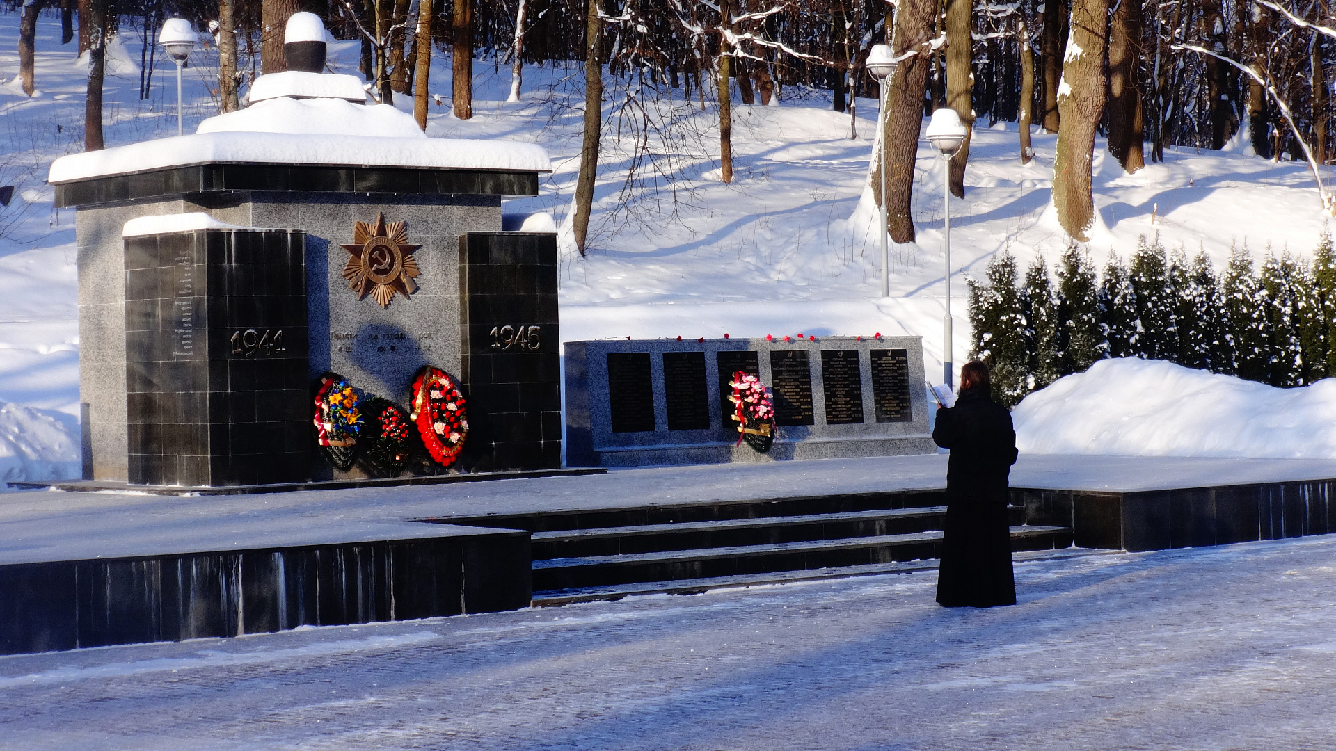В Воронежском центральном парке состоялась церемония возложения венков и цветов у братской могилы № 13.